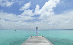 Yoga 2560x1440 beach sea blue sky