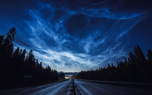 Road 2560x1440 night forest sky 4k