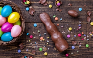 Easter 2560x1440 eggs candy chocolate rabbit 5k