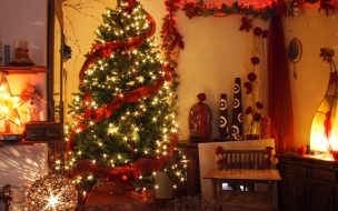 Fondo de pantalla de Fondo de pantalla arbol con cinta rojay luces encendidas