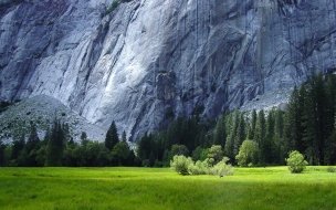 Fondo de pantalla de Campo bajo rocas gigantes