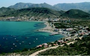 Fondo de pantalla de Ciudad bajo montañas