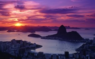 Fondo de pantalla de Ciudad cerca del mar