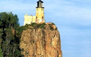 Fondo de pantalla de Faro en roca