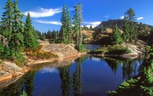 Fondo de pantalla de Laguna y montañas