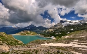 Fondo de pantalla de Nubes bajas sobre montaña
