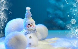 Fondo de pantalla de Muneco de navidad con nieve y bolas de navidad en color blanco