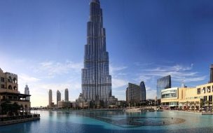 Fondo de pantalla de Khalifa tower 2560x1440 dubai sky clouds water pool hotel resort