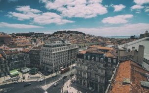 Fondo de pantalla de Central lisbon 2560x1440 portugal sky clouds