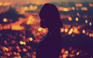 Fondo de pantalla de Girl 2560x1440 moon book red dress night