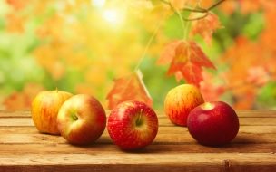 Fondo de pantalla de Apple 2560x1440 fruit autumn 4k