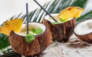 Fondo de pantalla de Pina colada 2560x1440 coconut pineapple cocktail