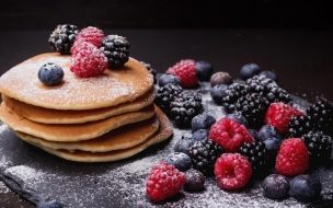 Fondo de pantalla de Pancake 2560x1440 blueberry berries blackberry raspberry delicious 4k