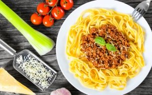 Fondo de pantalla de Spaghetti 2560x1440 cheese tomato 5k