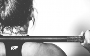 Fondo de pantalla de Girl 2560x1440 fitness exercise gym dumbbells workout sportswear