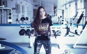 Fondo de pantalla de Girl 2560x1440 fitness exercise gym dumbbells workout sportswear