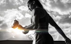 Fondo de pantalla de Girl 2560x1440 fitness exercise gym dumbbells workout sportswear