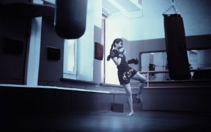 Fondo de pantalla de Girl 2560x1440 training weight loss gym ball