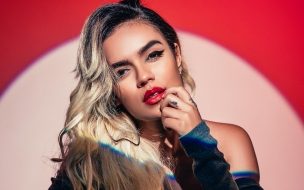 Fondo de pantalla de Karol g 2560x1440 photo 4k