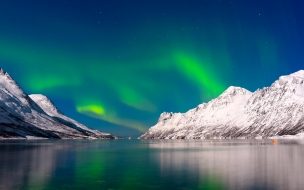 Fondo de pantalla de Aurora borealis 2560x1440 sky winter mountains lake 4k