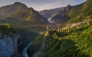 Fondo de pantalla de Bridge 2560x1440 mountains green river 4k