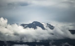 Fondo de pantalla de Caucasus mountains 2560x1440 clouds 4k