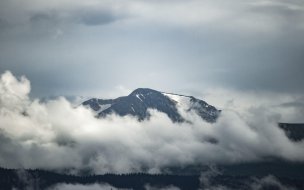 Fondo de pantalla de Caucasus mountains 2560x1440 clouds 4k
