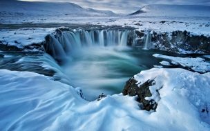 Fondo de pantalla de Godafoss 2560x1440 waterfall winter iceland 5k