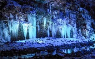 Fondo de pantalla de Ice 2560x1440 rocks dark 5k