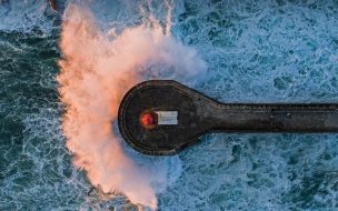 Fondo de pantalla de Lighthouse 2560x1440 ocean waves 4k