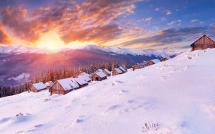 Fondo de pantalla de Mountains 2560x1440 5k 4k wallpaper hills sunset snow winter house