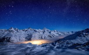 Fondo de pantalla de Night 2560x1440 mountains sky stars 4k