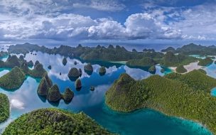 Fondo de pantalla de Mountains 2560x1440 water green islands 4k