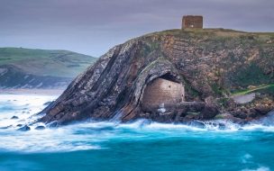 Fondo de pantalla de Ocean 2560x1440 rocks mountains 5k