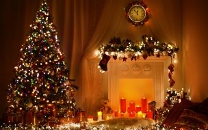 Fondo de pantalla de Christmas 2560x1440 new year toys fir tree fireplace decorations 4k