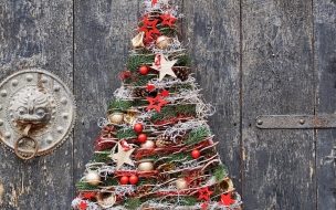 Fondo de pantalla de Christmas 2560x1440 new year toys fir tree balls decorations 5k