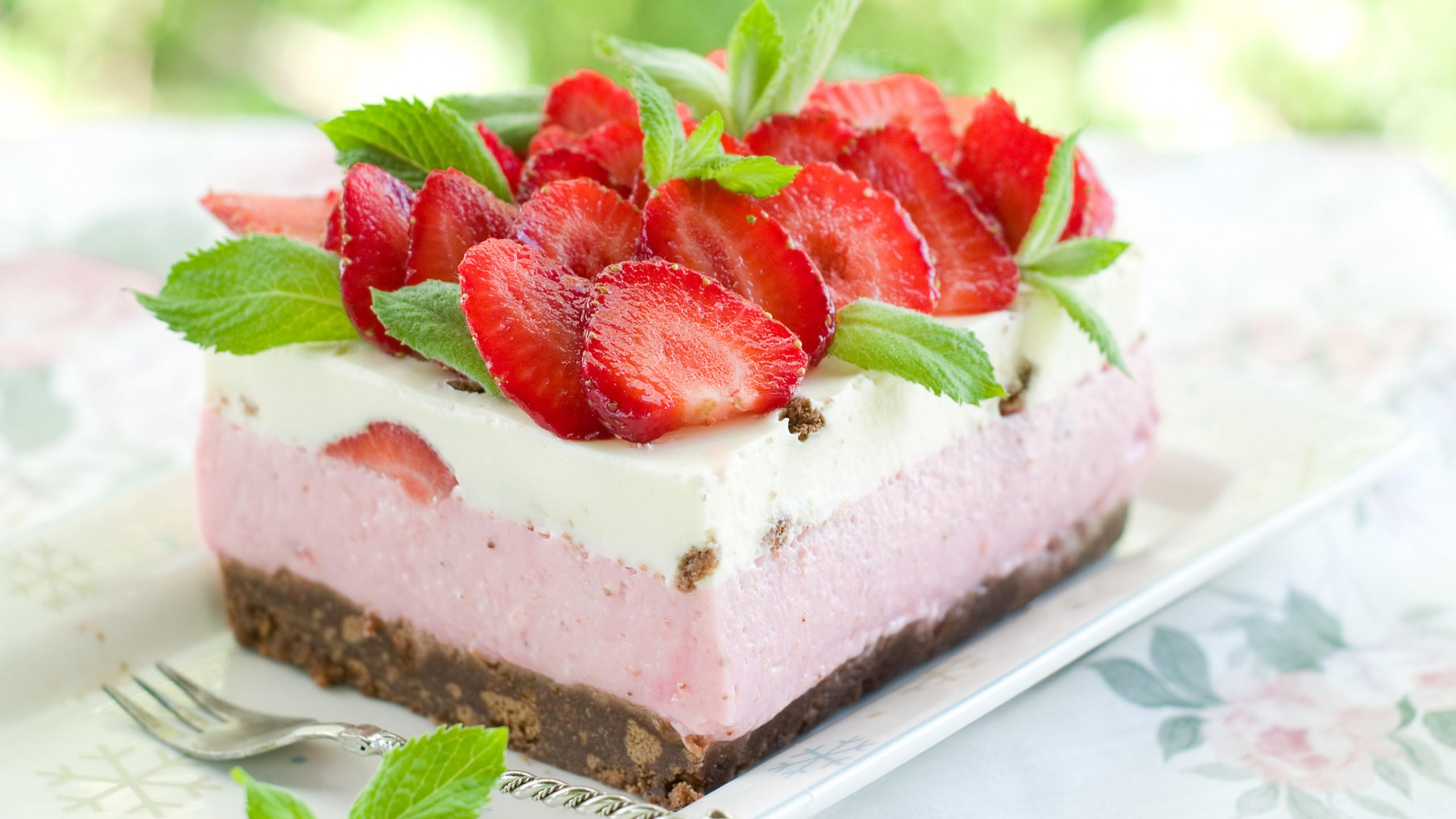 Cake 2560x1440 strawberry mint berries