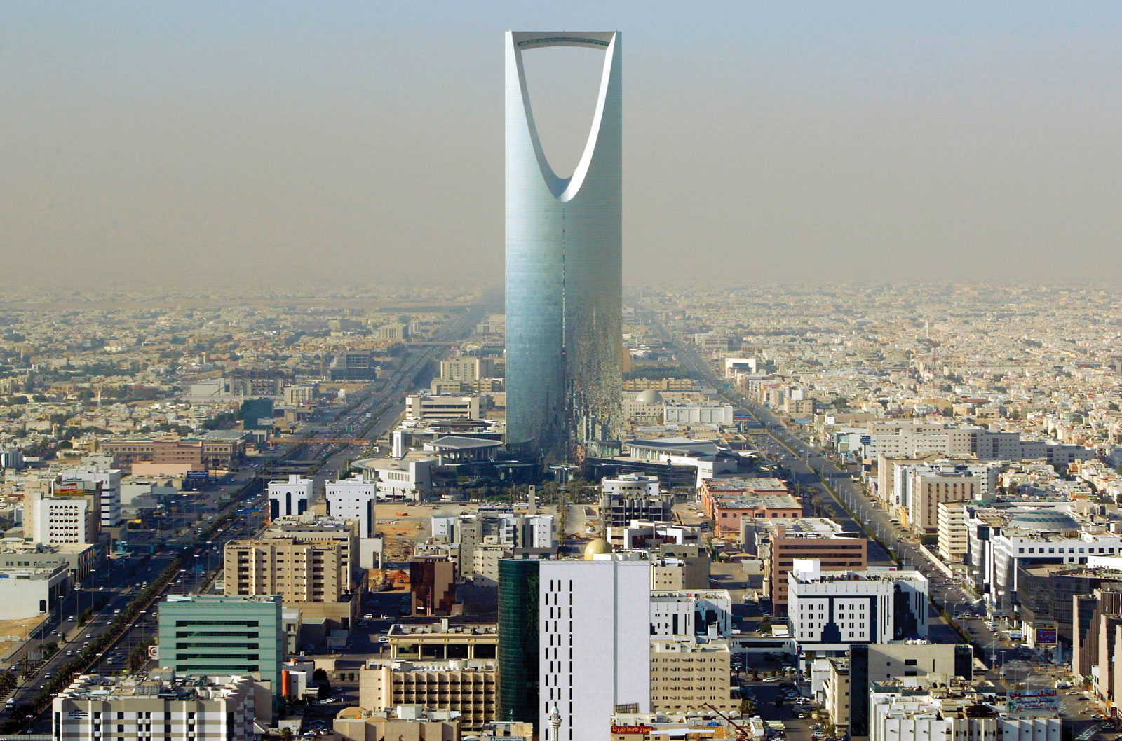 Ciudad con gran edificio