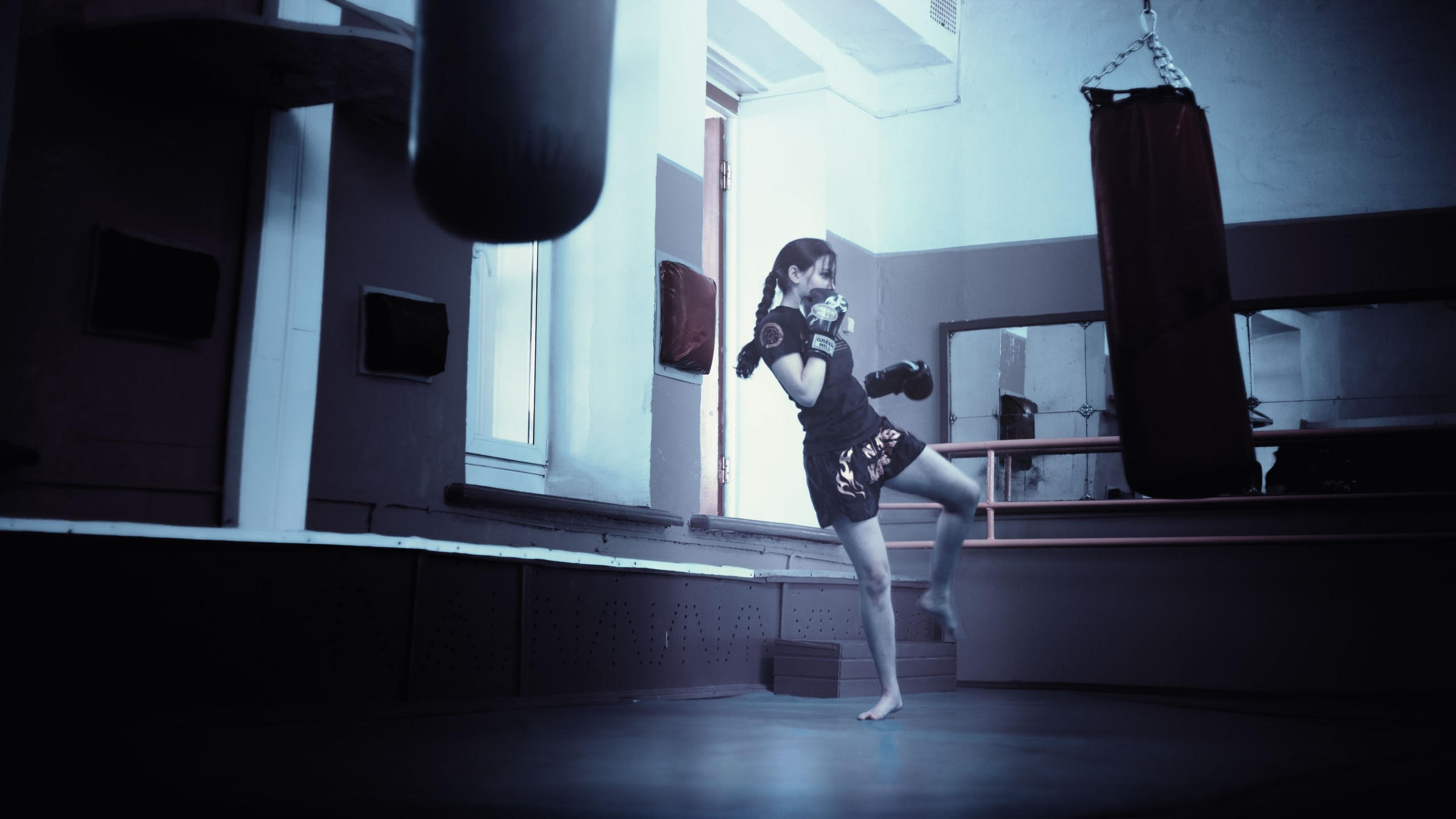 Girl 2560x1440 training weight loss gym ball