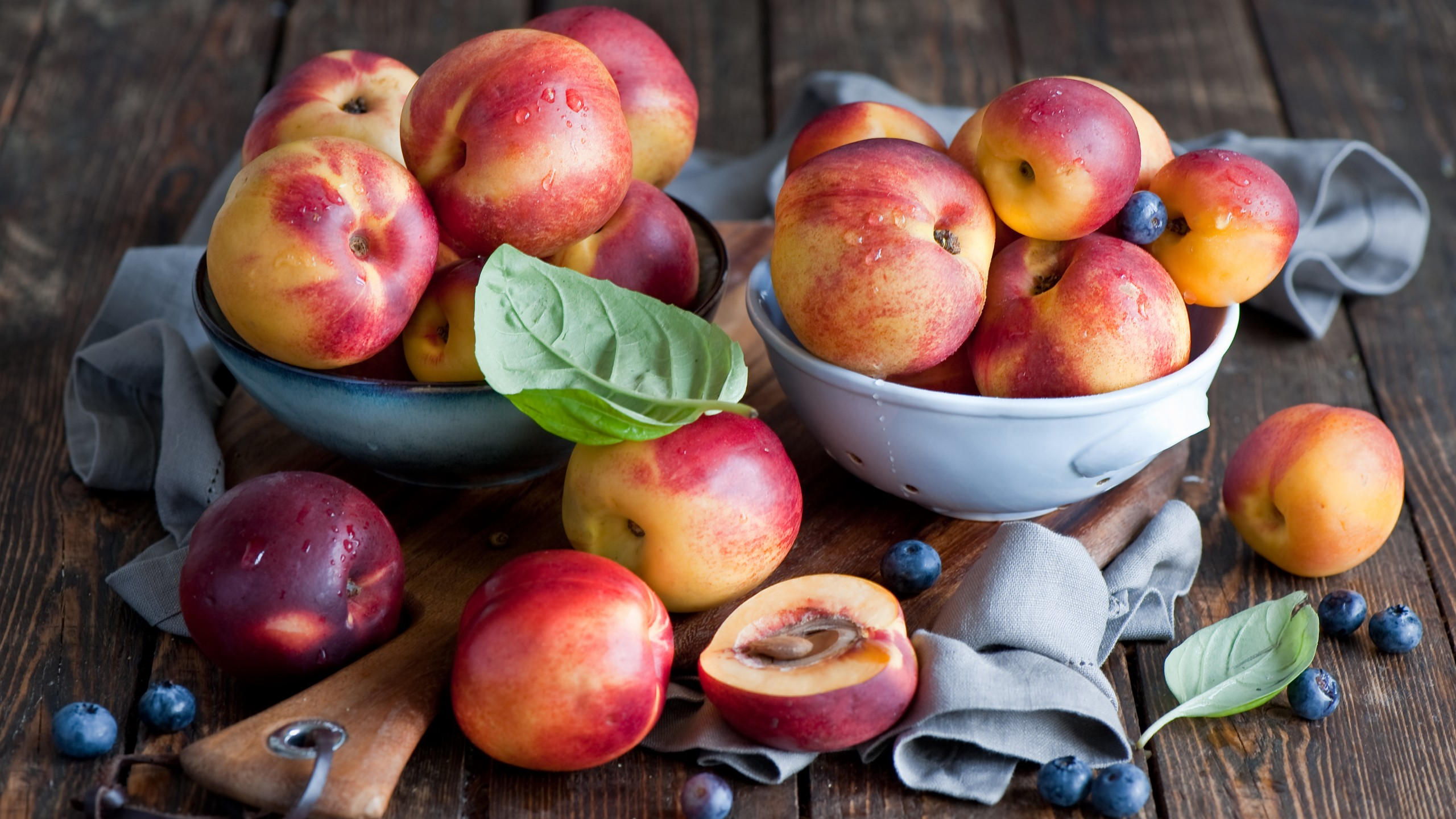 Nectarines 2560x1440 blueberries leaves