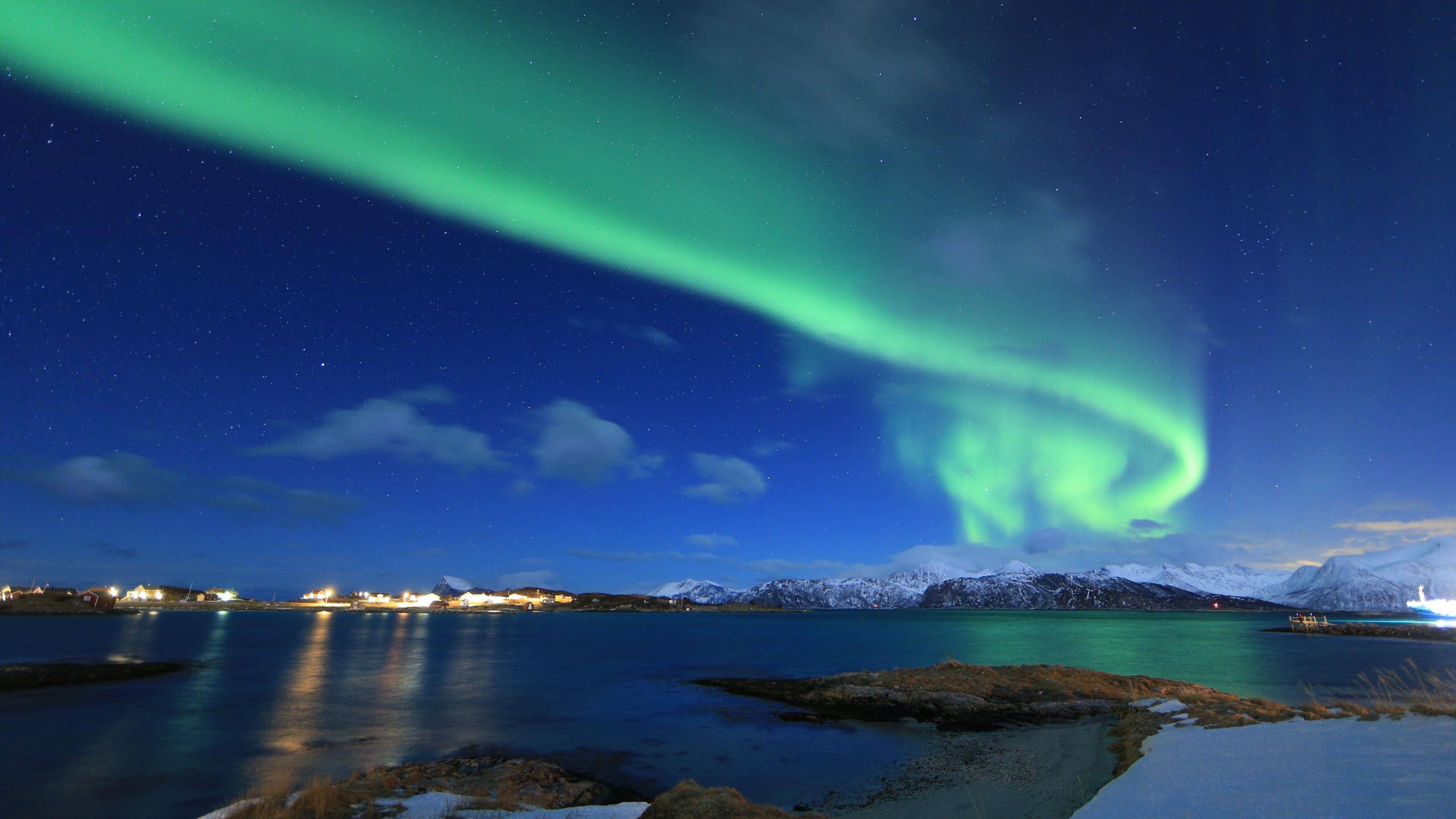 Northern lights 2560x1440 norway lake winter 5k