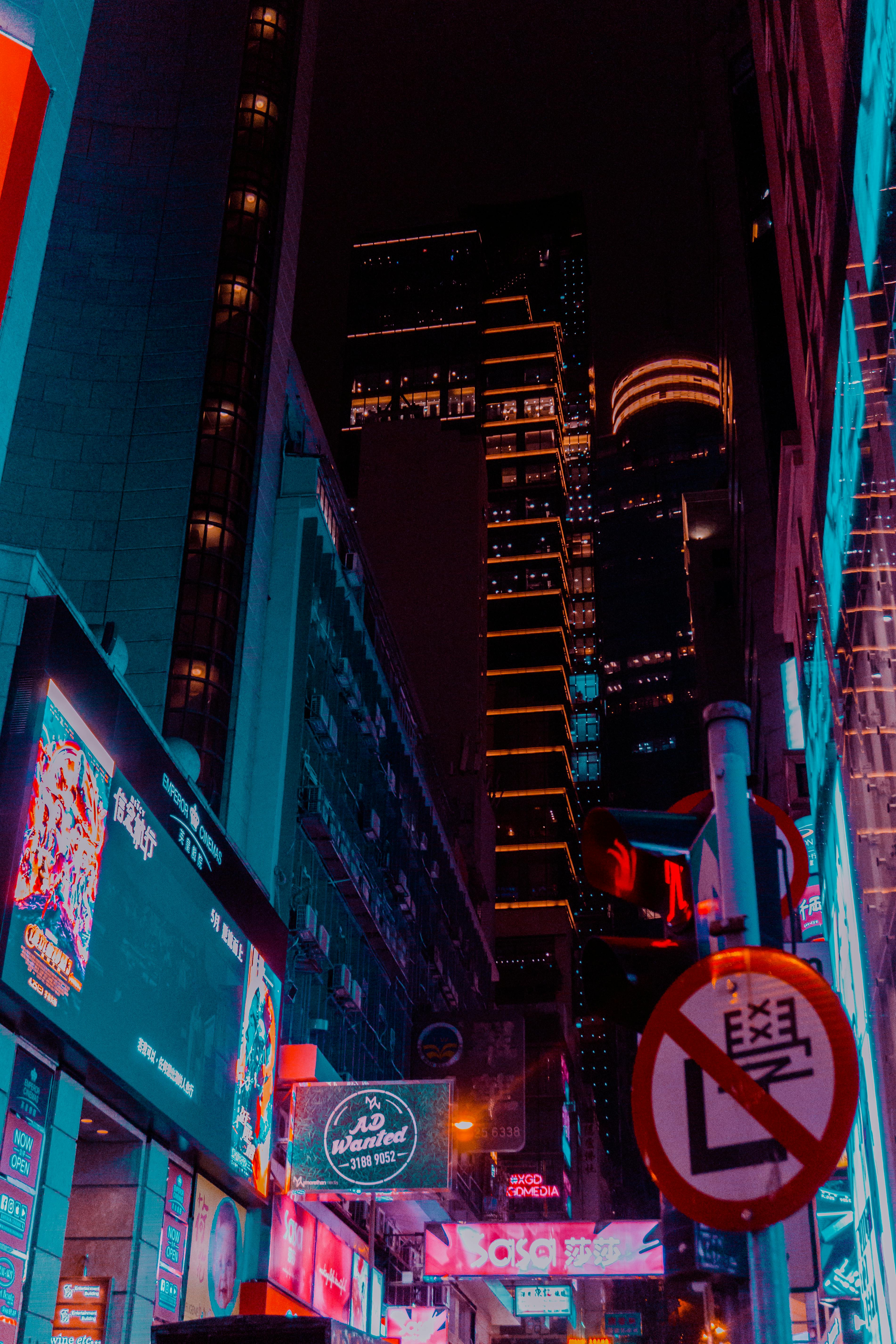 Explora la Vibrante Noche de la Ciudad: Impresionantes Luces y Edificios Modernos en el Corazón Urbano
