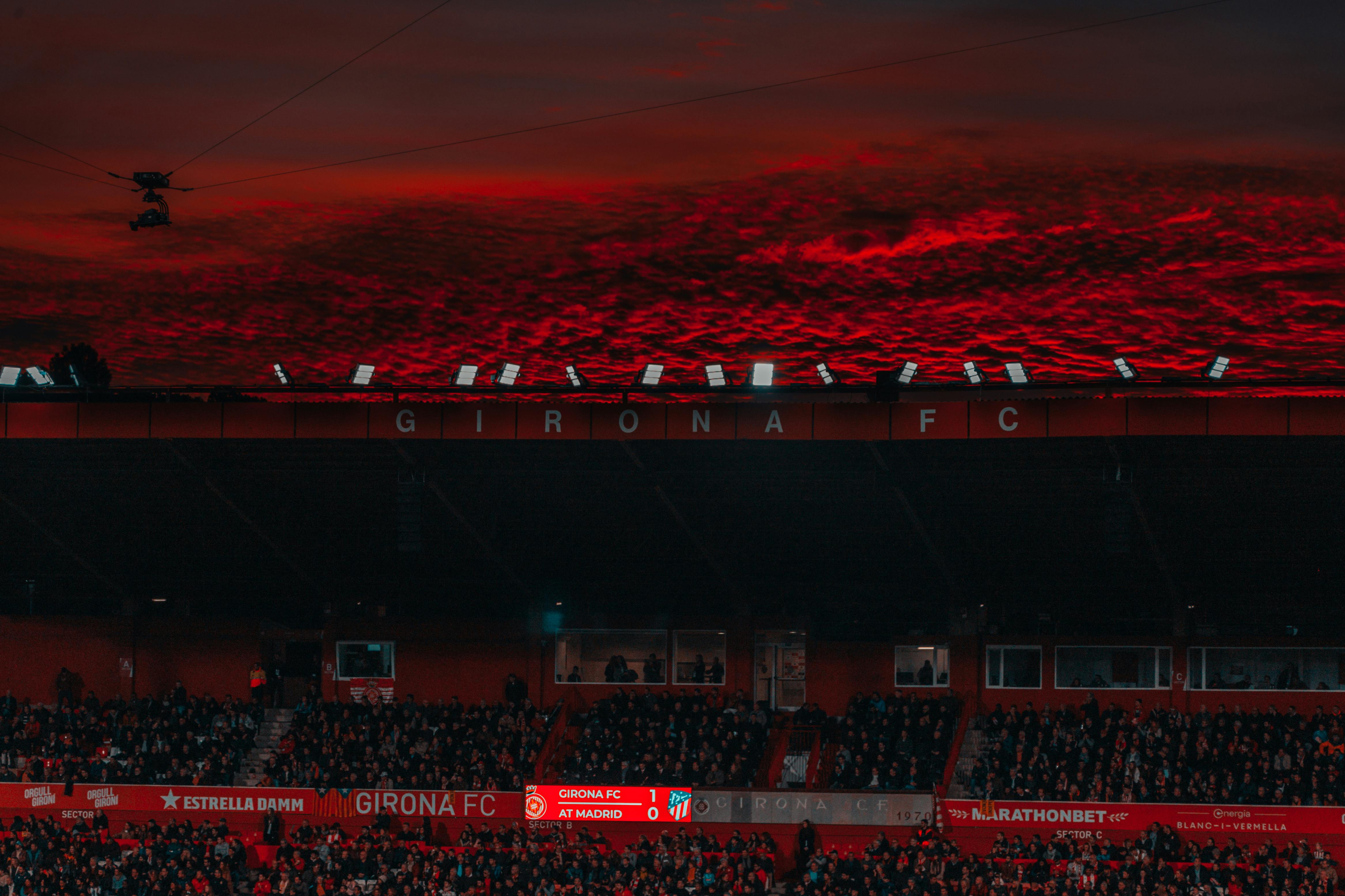 Girona FC en partido nocturno, fondos de pantalla, estadio, fútbol, atardecer.