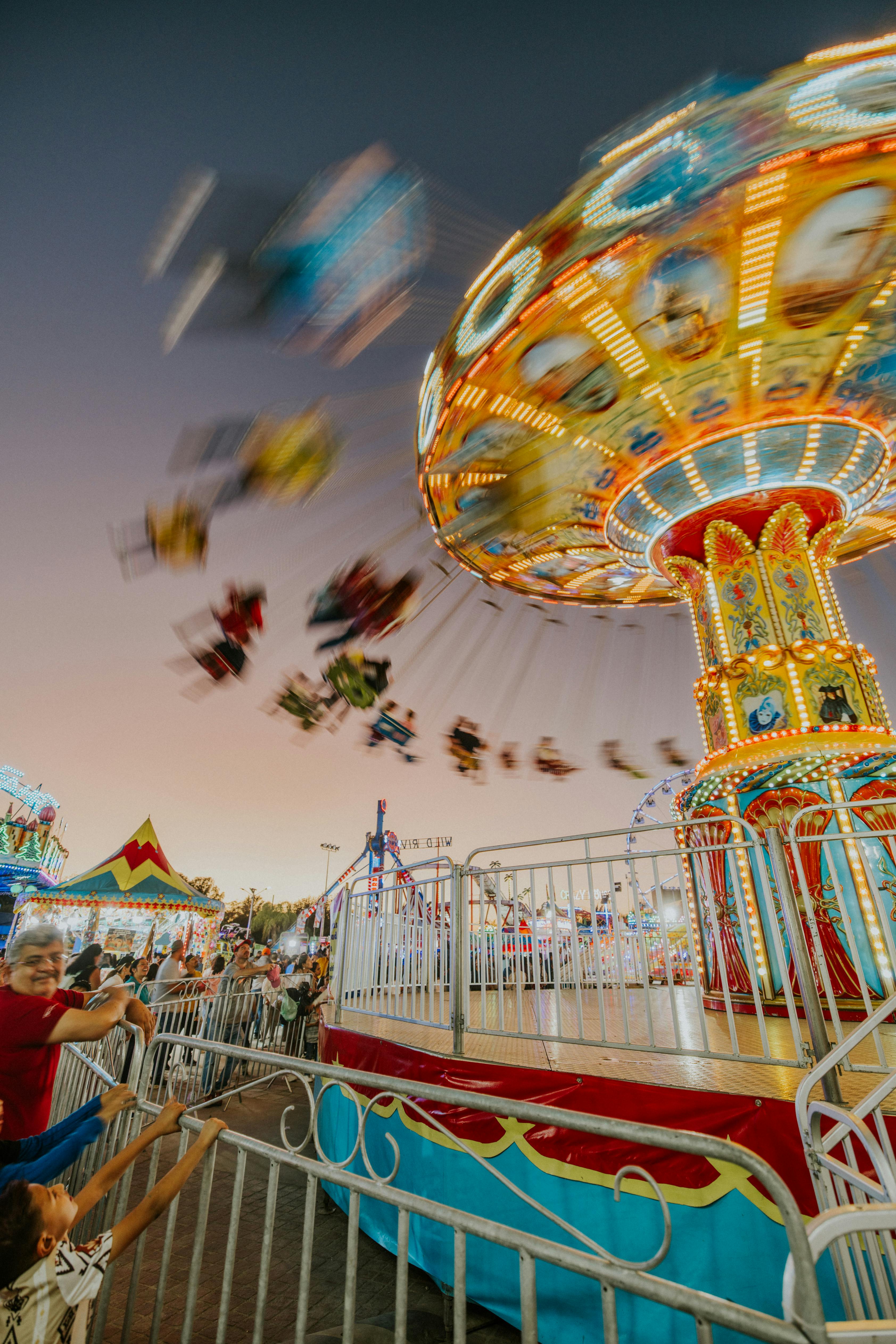 Diversión en el carnaval, luces, atracciones, fondo de pantalla.