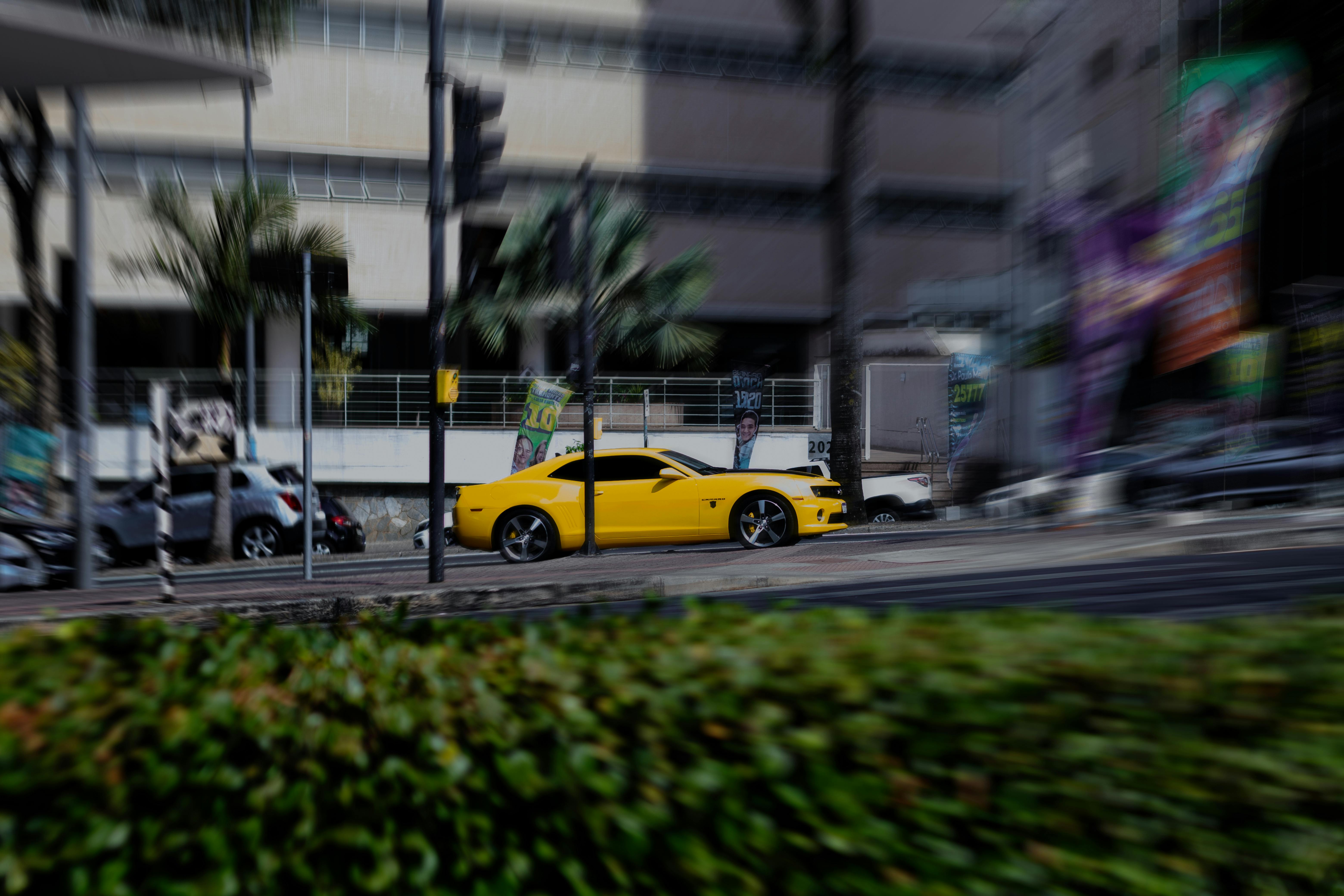 Coche amarillo en movimiento, fondos de pantalla, autos, velocidad, urbano.