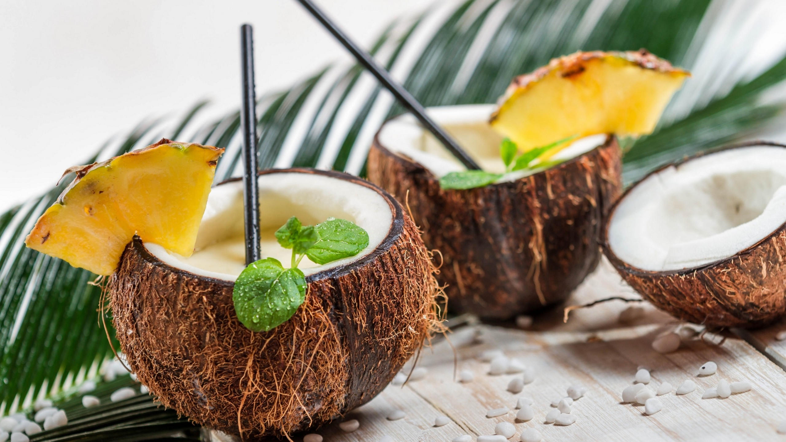 Pina colada 2560x1440 coconut pineapple cocktail