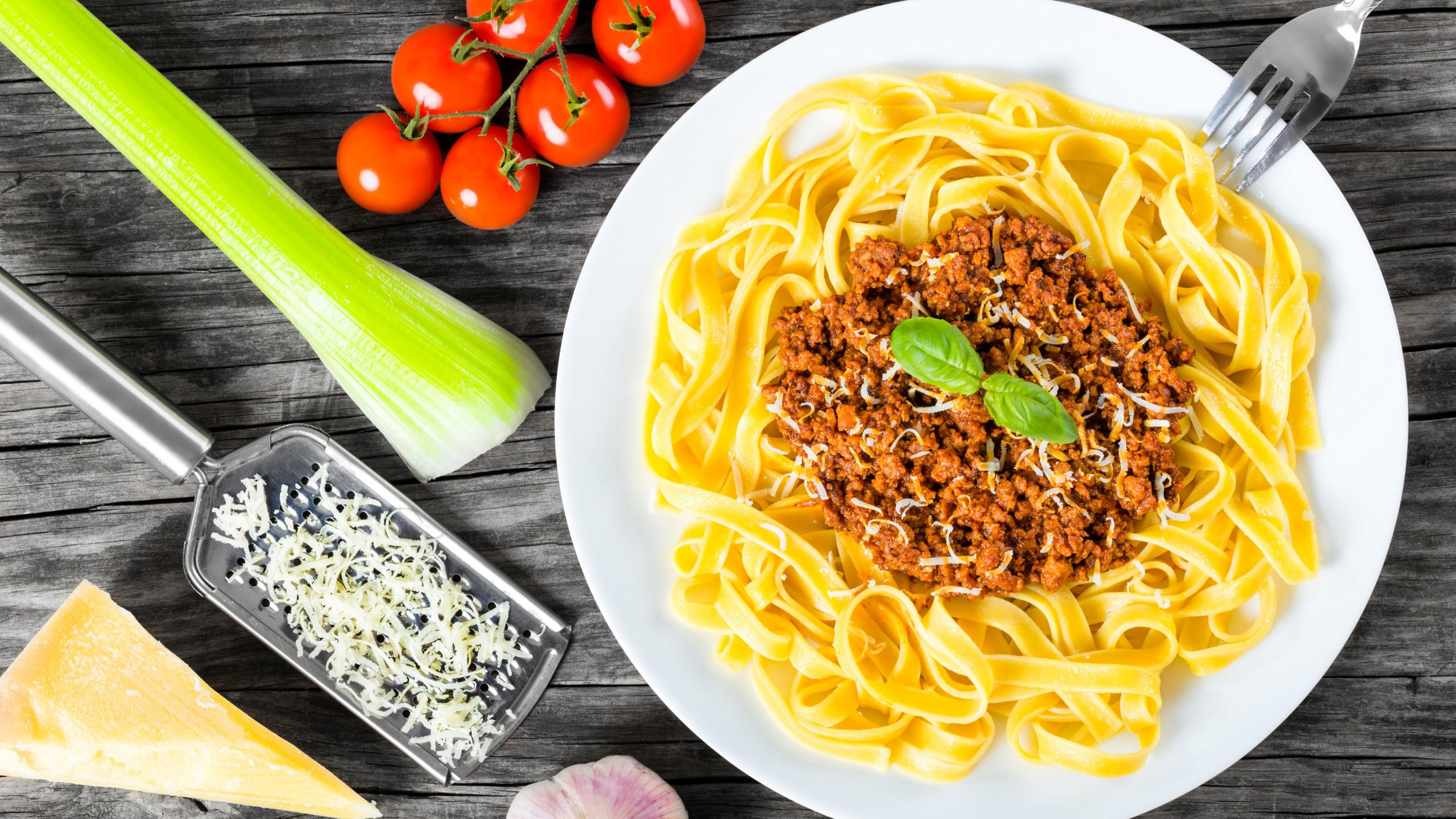 Spaghetti 2560x1440 cheese tomato 5k
