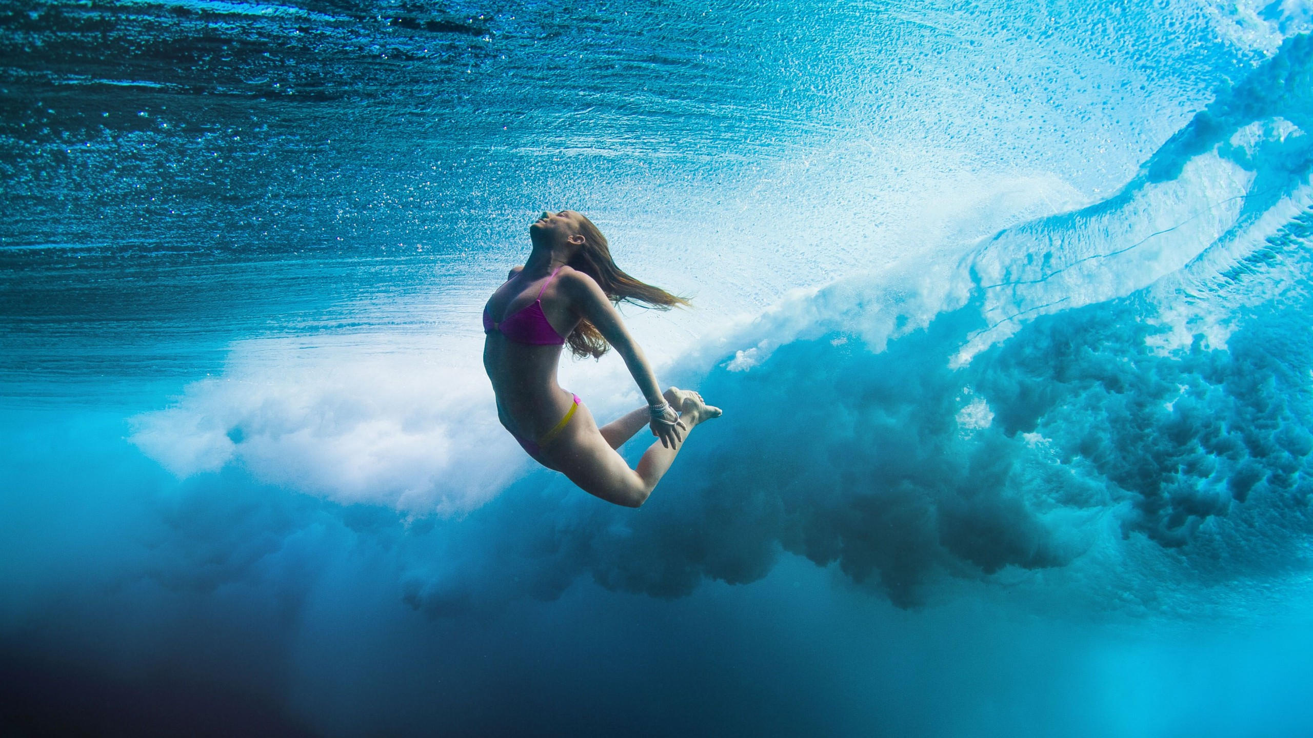Surfing 2560x1440 girl sea underwater