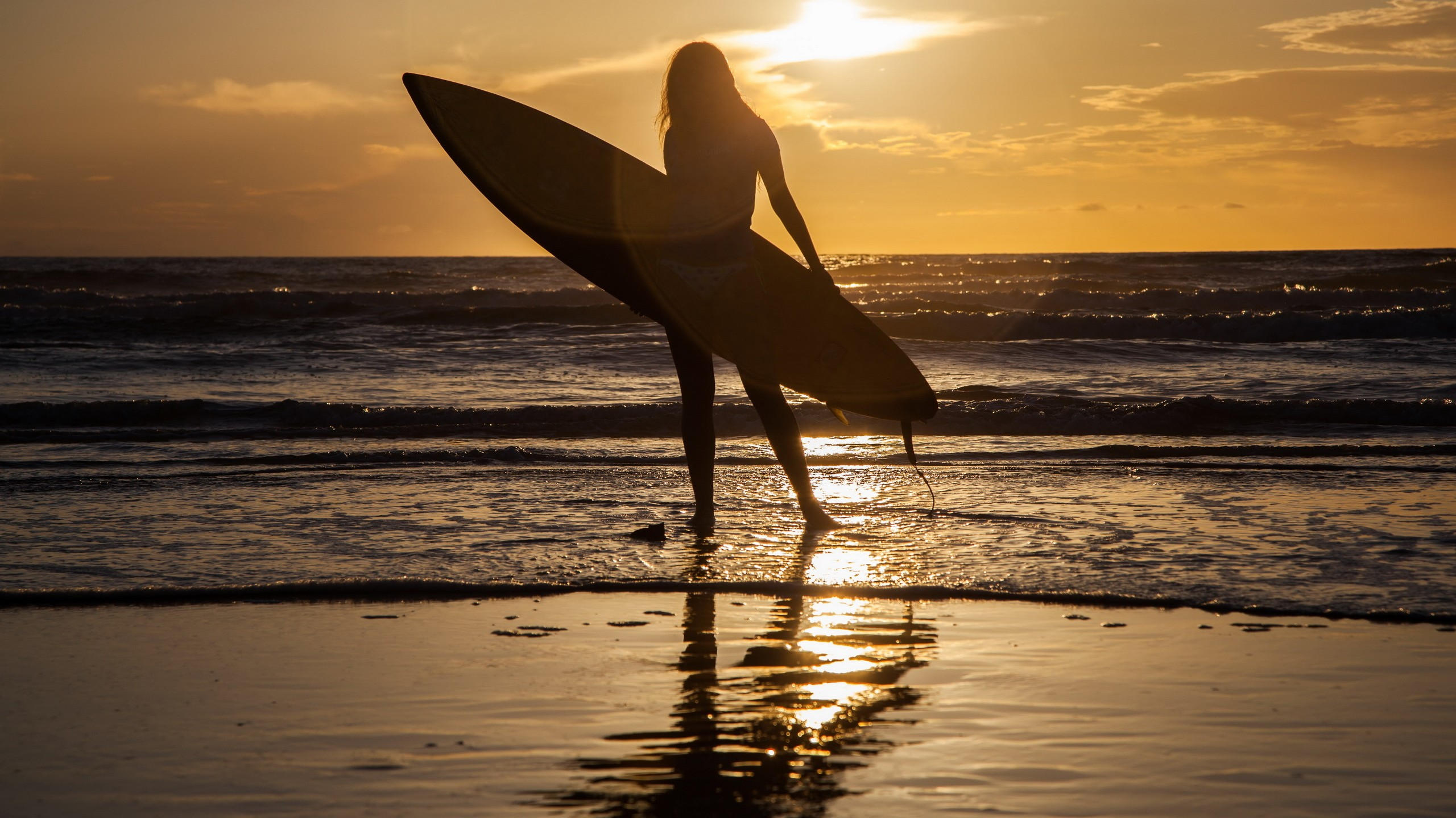 Surfing 2560x1440 girl sea wave