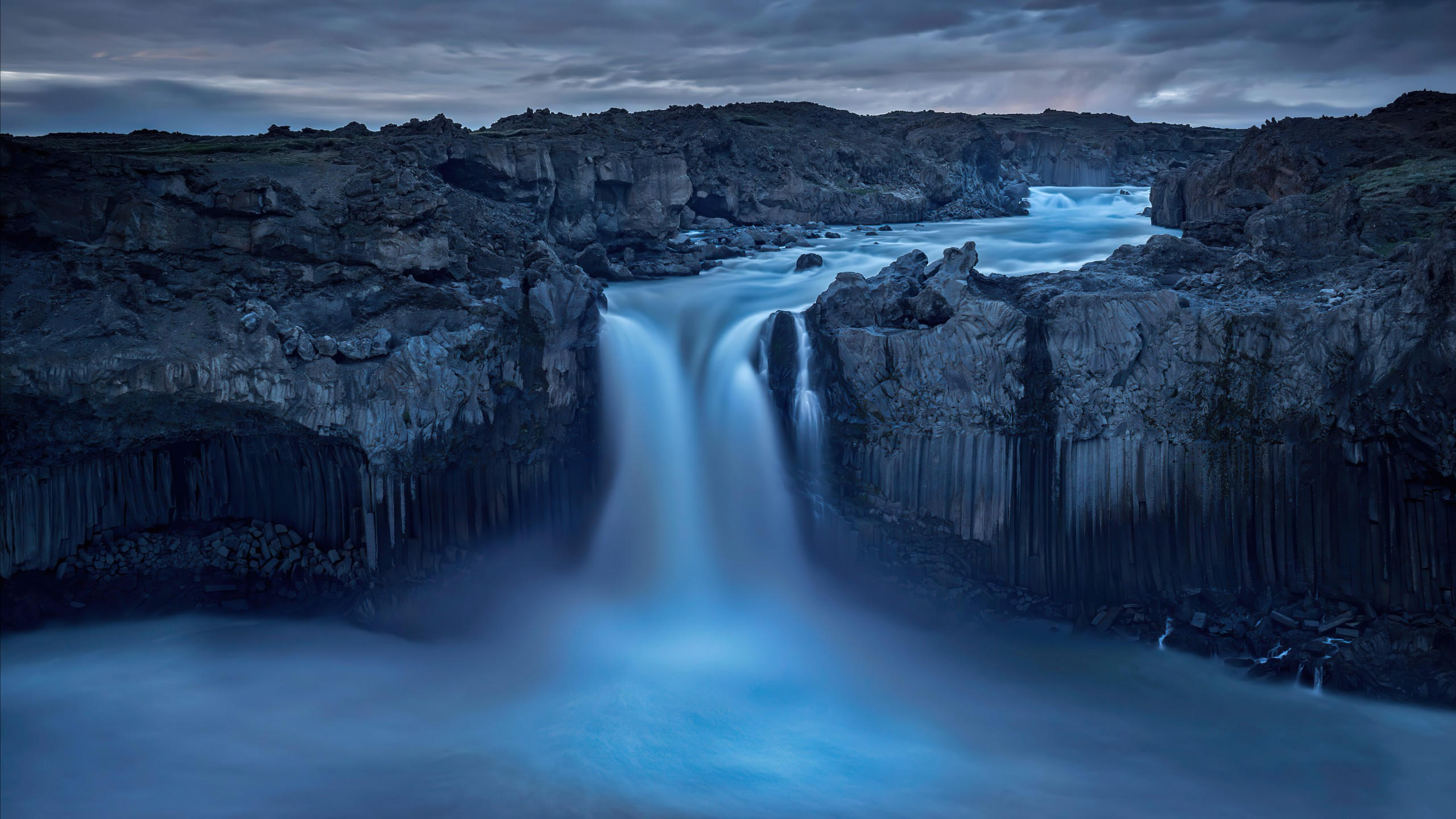 Waterfall 2560x1440 dark rocks 5k
